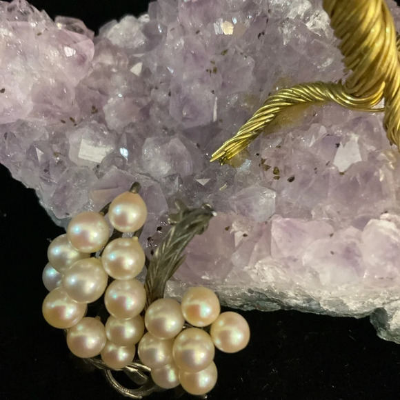 1930’s Silver Scroll 20 Cultured Mikimoto Pearl Brooch. Japan - Picture 9 of 10